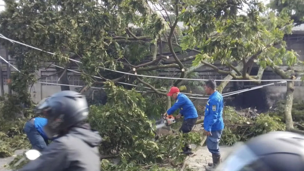 BPBD Cimahi: 129 Rumah Rusak Akibat Angin Puting Beliung